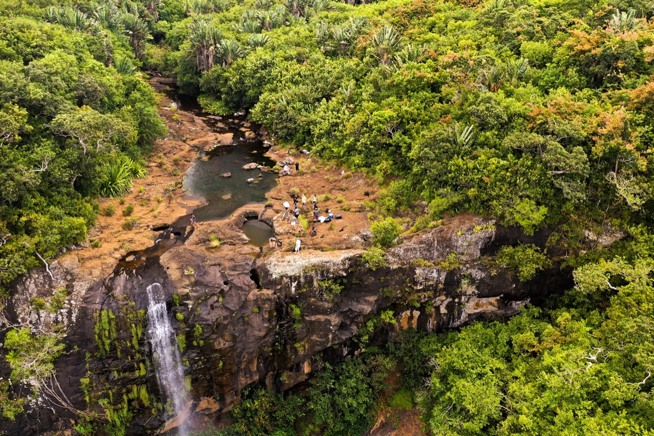 Cascades de Tamarin surplombées par la végétation dense, avec des visiteurs à proximité
