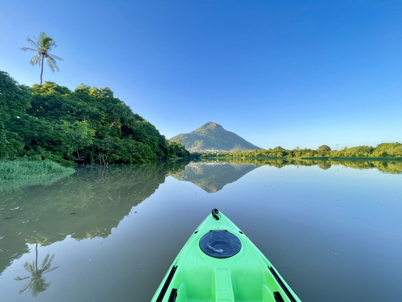 Kayak sur la rivière Tamarin, entouré de verdure et de montagnes sous un ciel dégagé