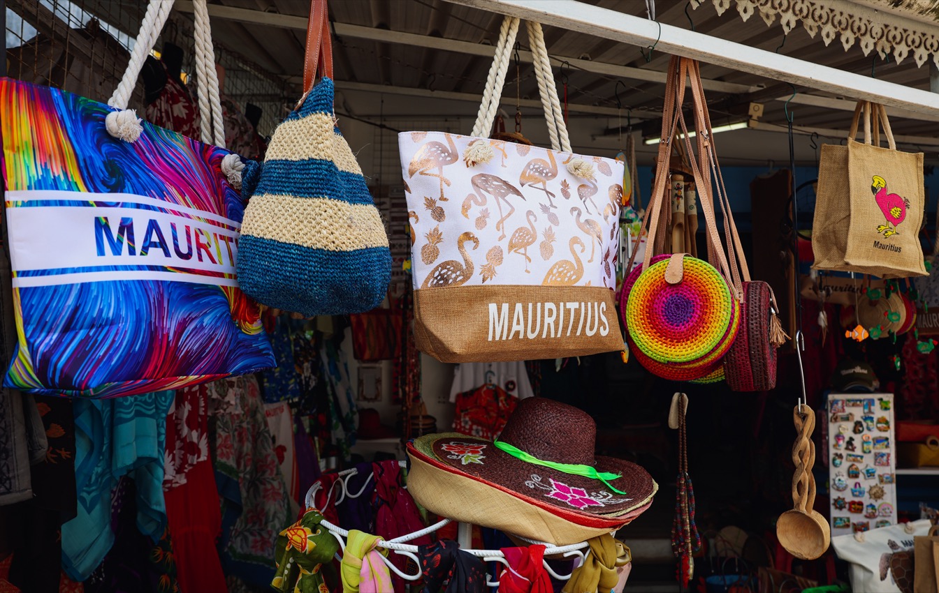 Marché coloré à Maurice avec des sacs artisanaux suspendus et divers accessoires traditionnels