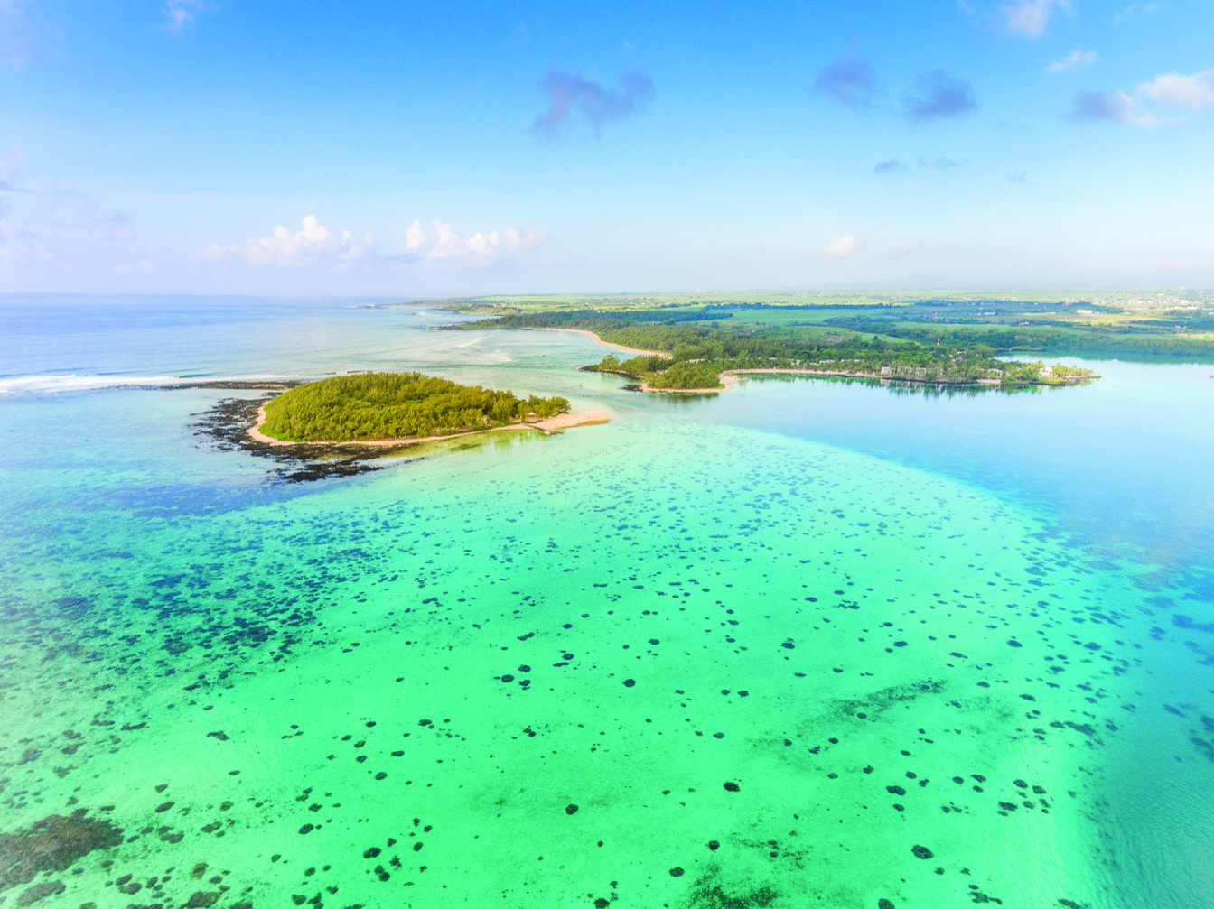 Vue panoramique de la plage de Blue Bay et ses eaux cristallines