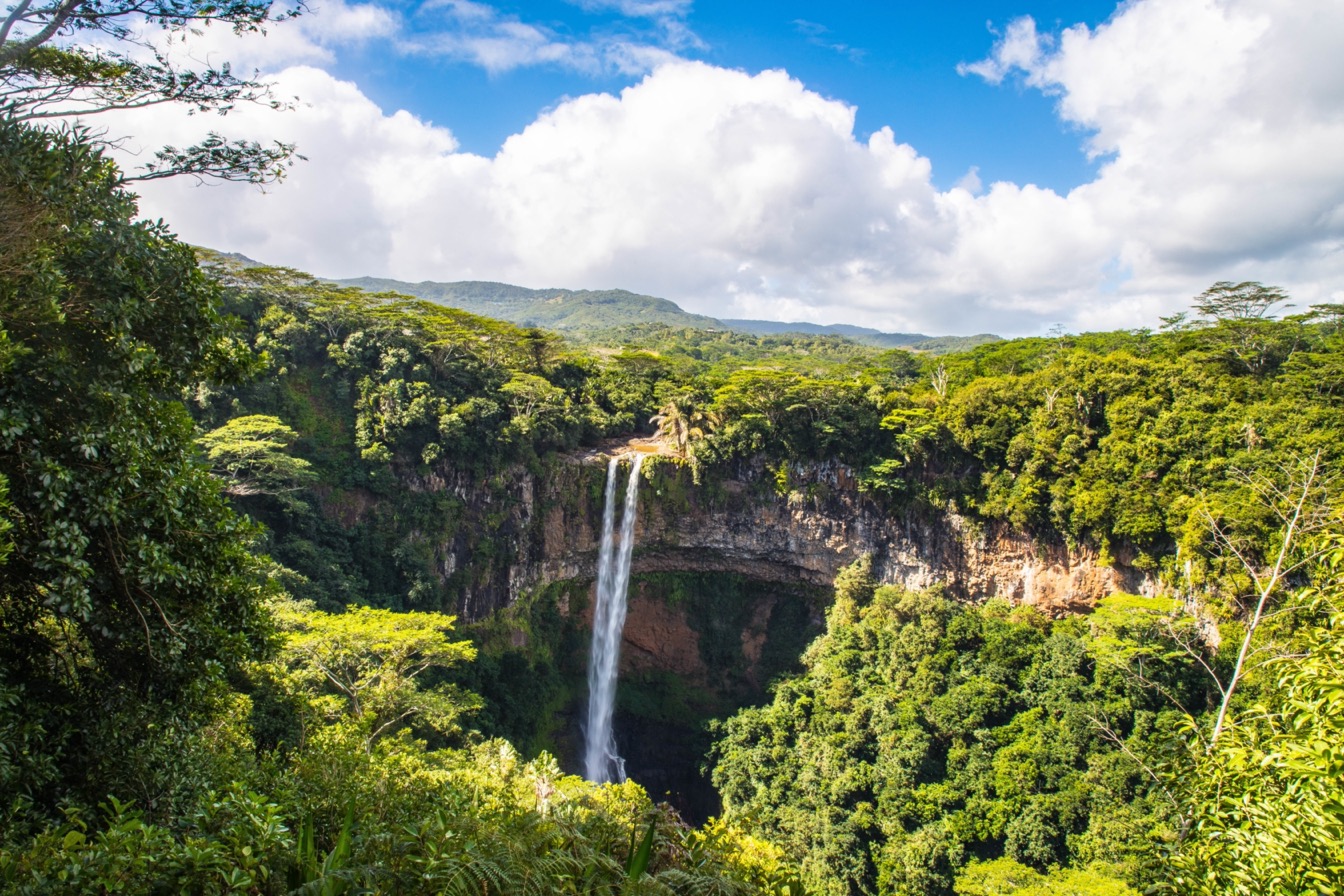 Cascades de Chamarel sur l'île Maurice, entourées de verdure et d'un ciel bleu