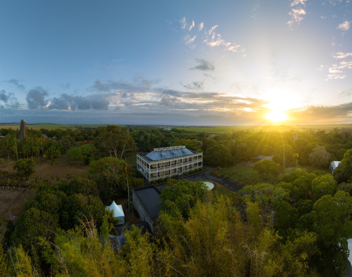 Château Labourdonnais sous un ciel ensoleillé, entouré de verdure et d'un paysagetré