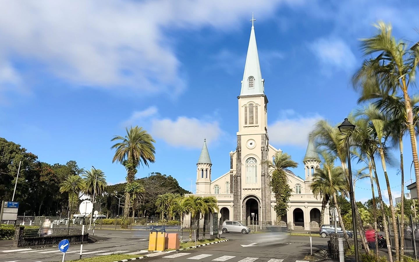 Église emblématique de Curepipe entourée de palmiers et d'un ciel bleu