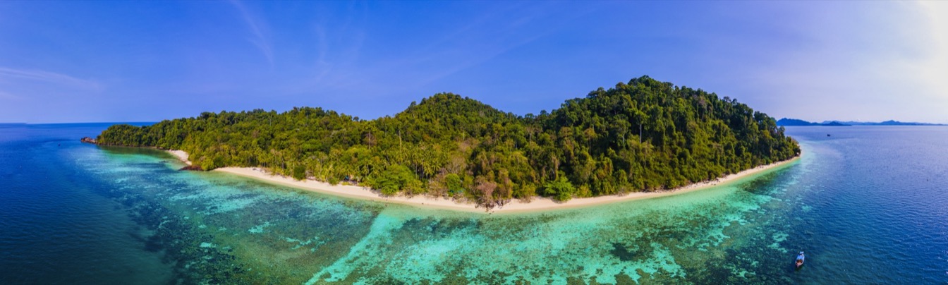 Plage isolée à l'Île Maurice avec lagon turquoise et végétation luxuriante