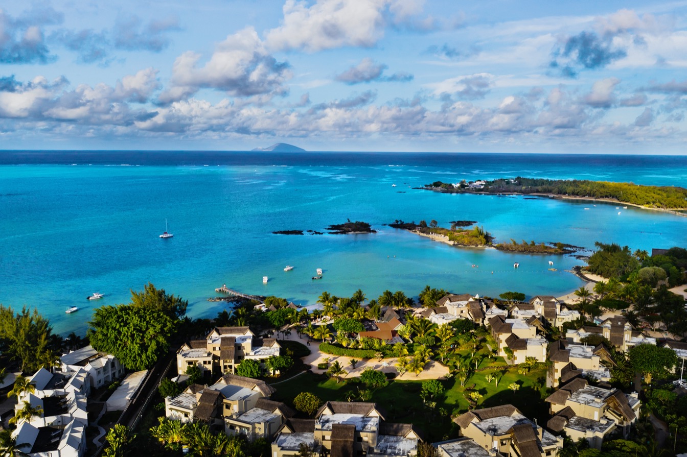 Vue aérienne d'un récif corallien et d'hôtels sur une plage tropicale à l'île Maurice