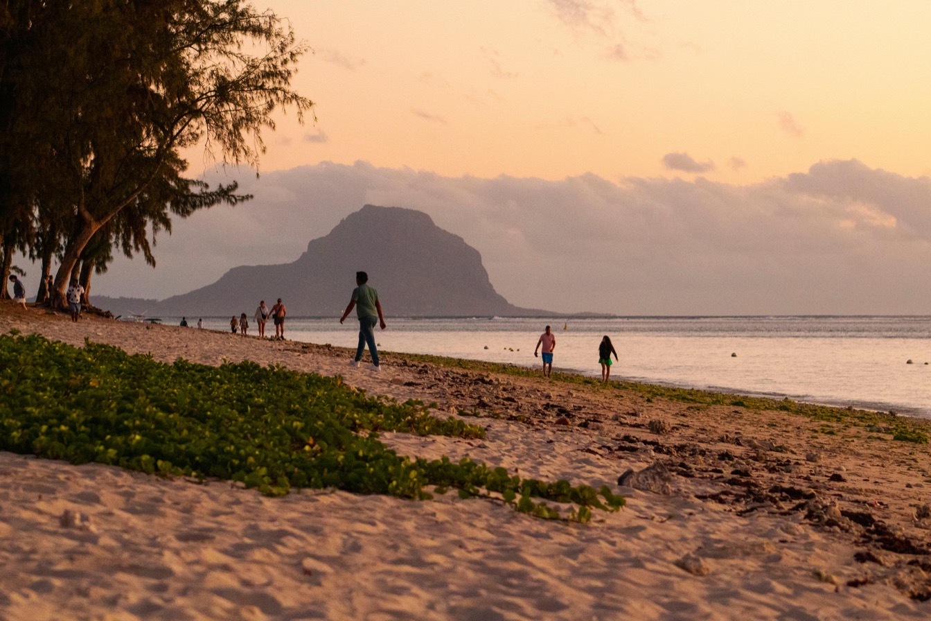 Plage de Flic en Flac au coucher du soleil, avec le mont Le Morne en arrière-plan