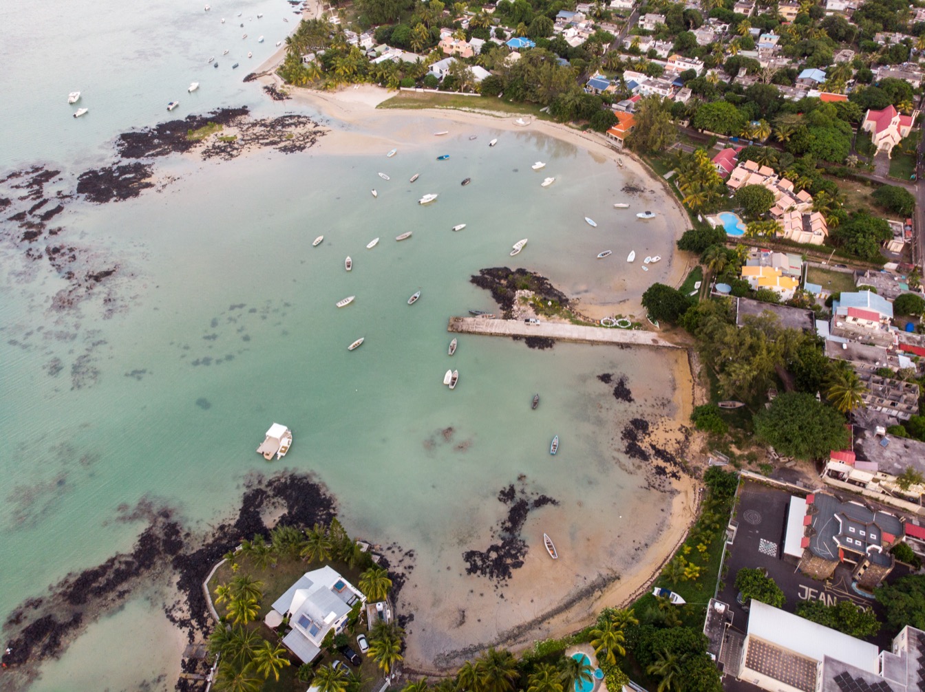 Vue aérienne de Grand Gaube, plage tranquille avec bateaux et végétation luxuriante