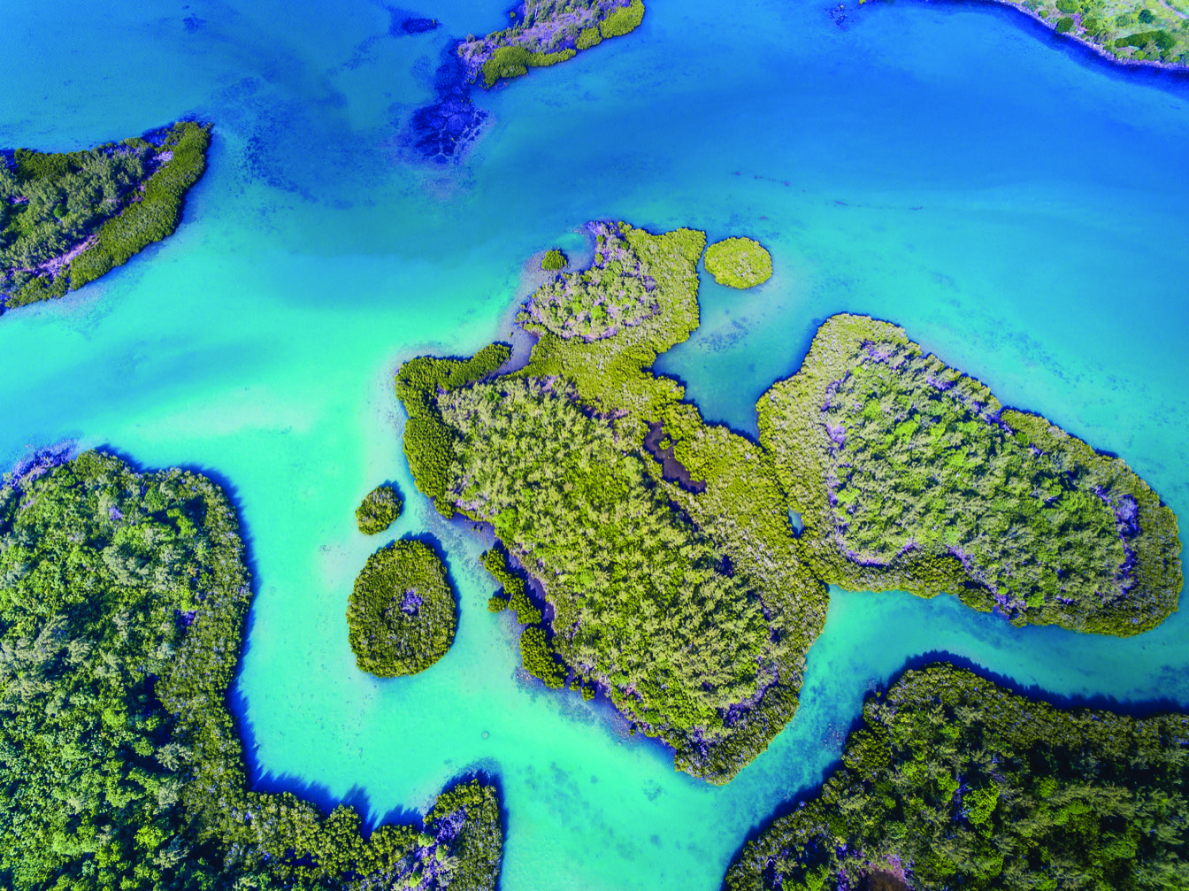 Vue aérienne des îles et îlots aux eaux turquoise, entourés de mangroves luxuriantes