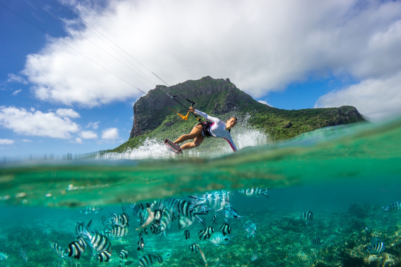 Kitesurf à Le Morne, avec un paysage tropical et des poissons sous l'eau