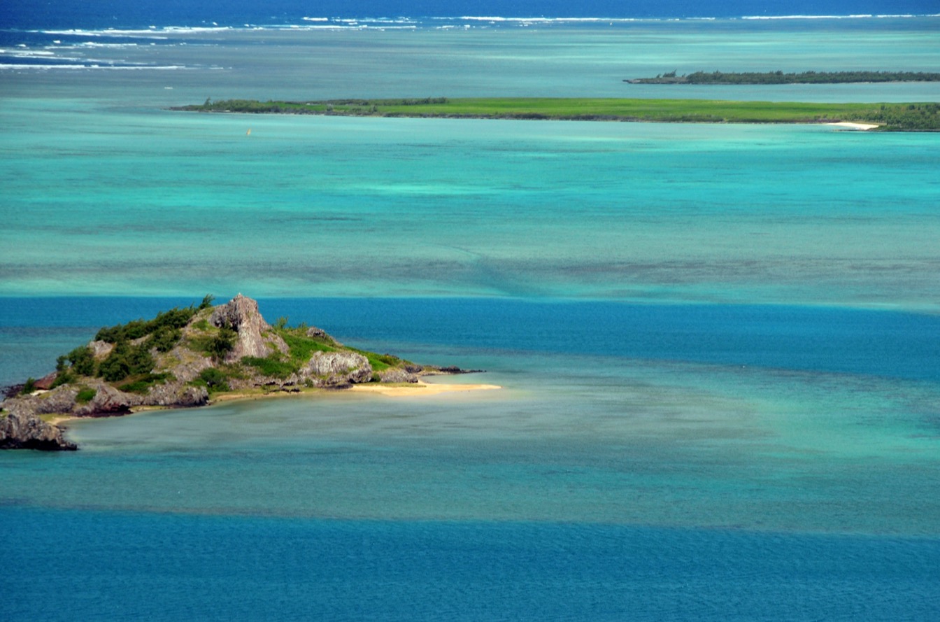 Île Hermitage à Rodrigues, eaux turquoise et récifs coralliens sous un ciel clair