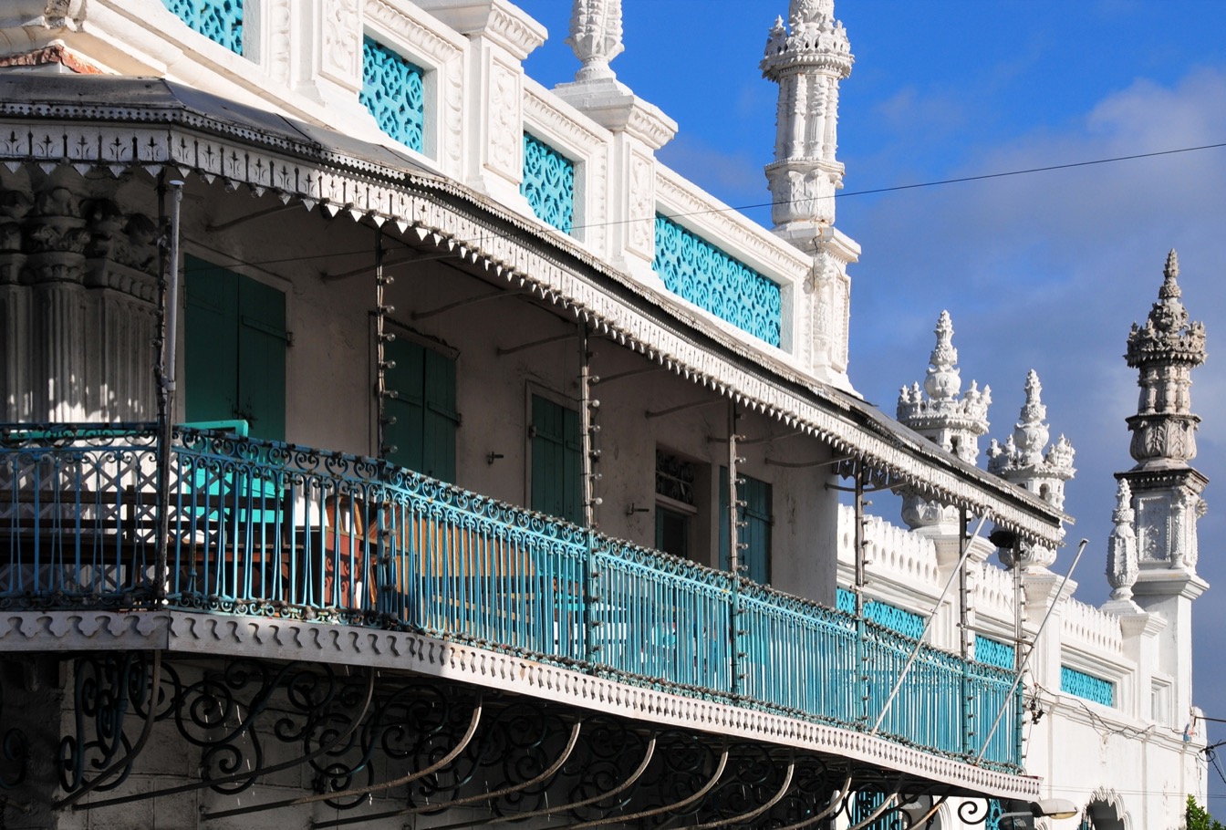 Balcon d'une mosquée à Port-Louis, Île Maurice, avec des détails architecturaux en turquoise et blanc