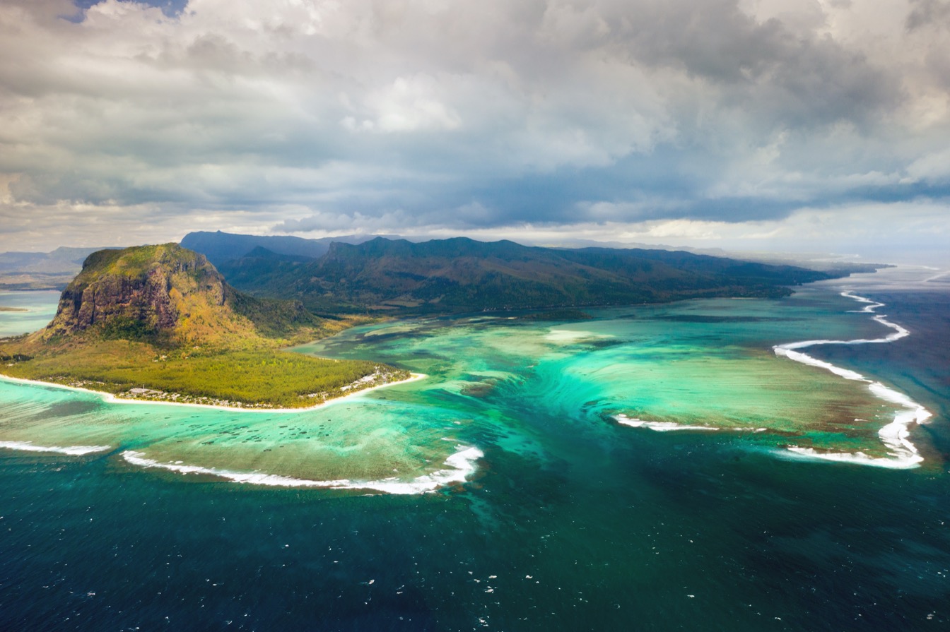 Vue aérienne de Le Morne Brabant à l'île Maurice, entouré d'eaux turquoise et de côtes verdoyantes