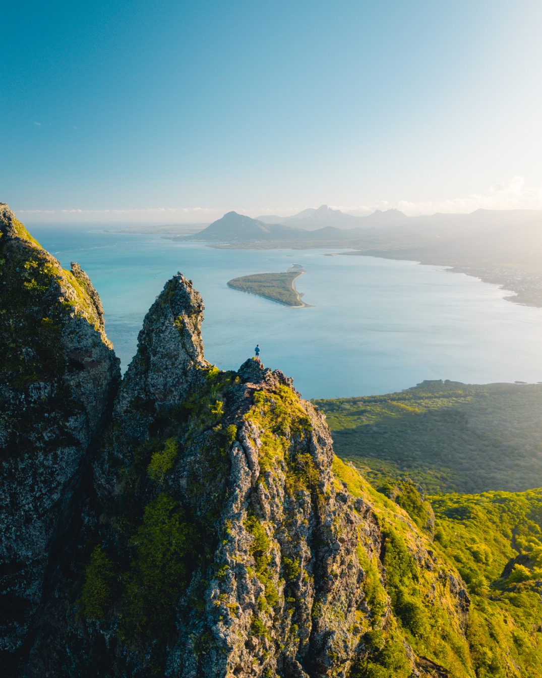 Vue panoramique depuis le Morne, surplombant l'île et l'océan cristallin