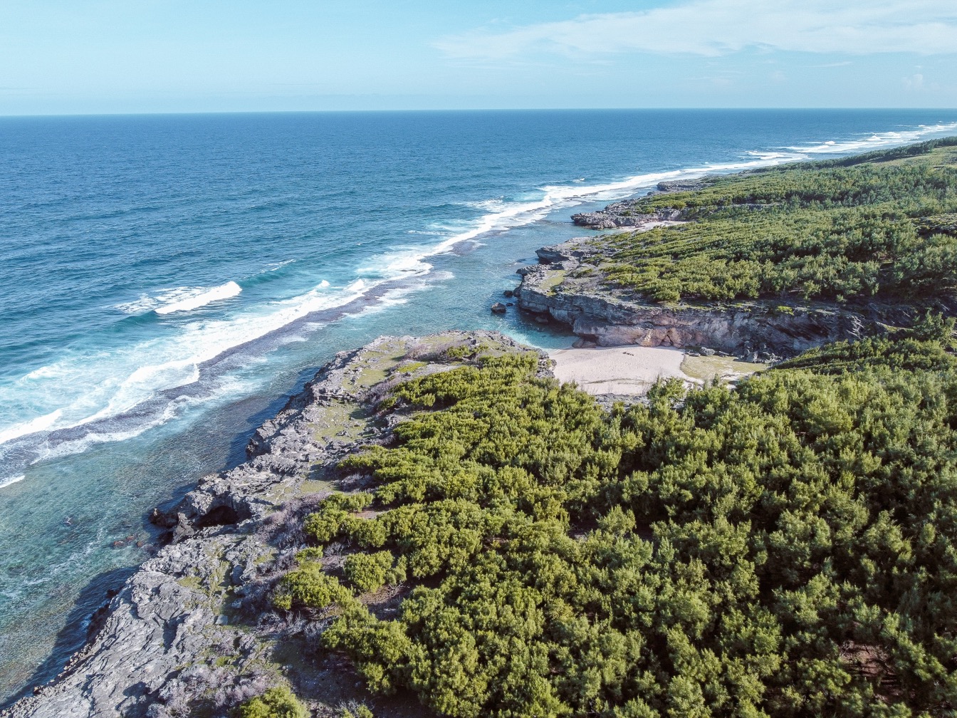Vue de Trou d'Argent, Île Rodrigues, avec plages, rochers et mer turquoise