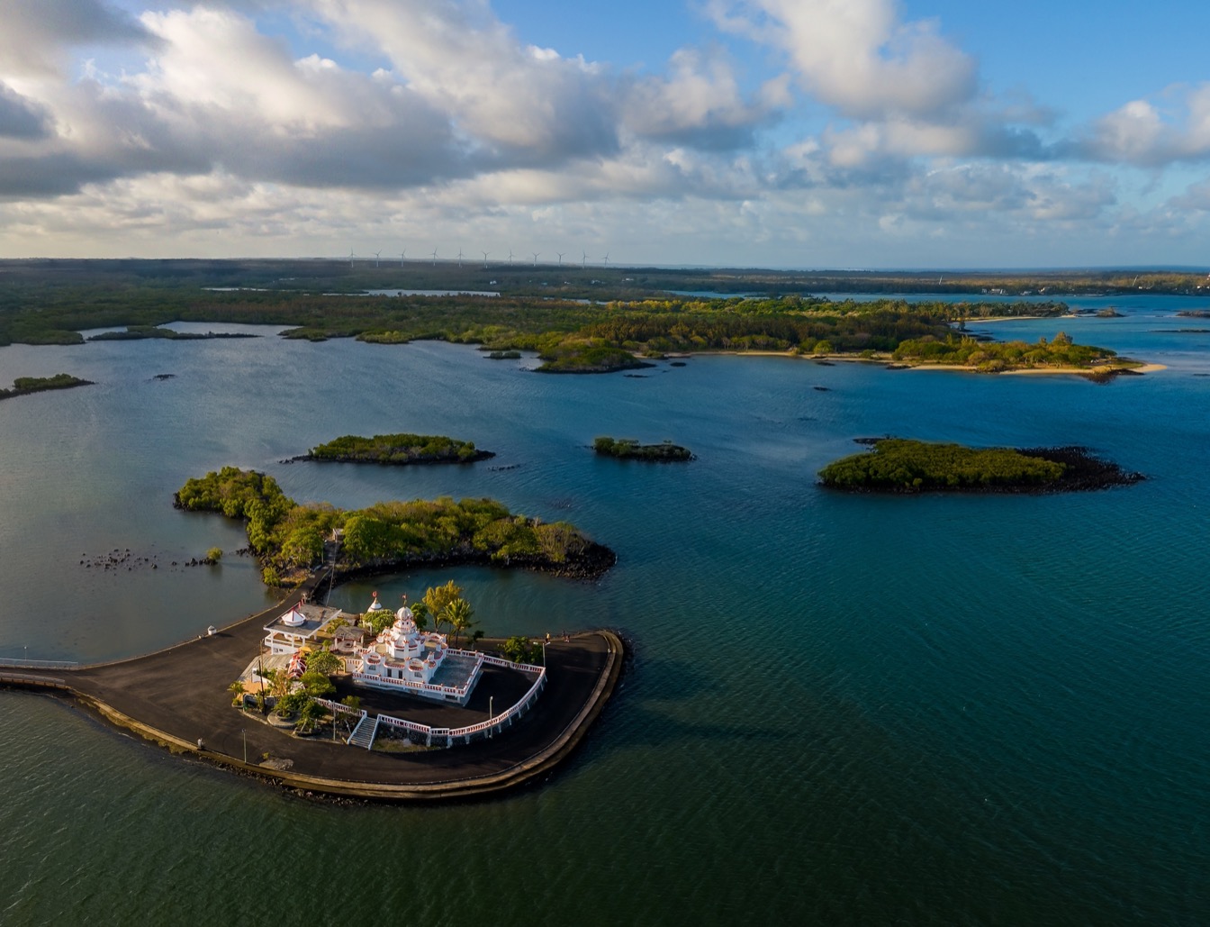 Temple Sagar Shiv Mandir entouré d'eau et de verdure, île Maurice.