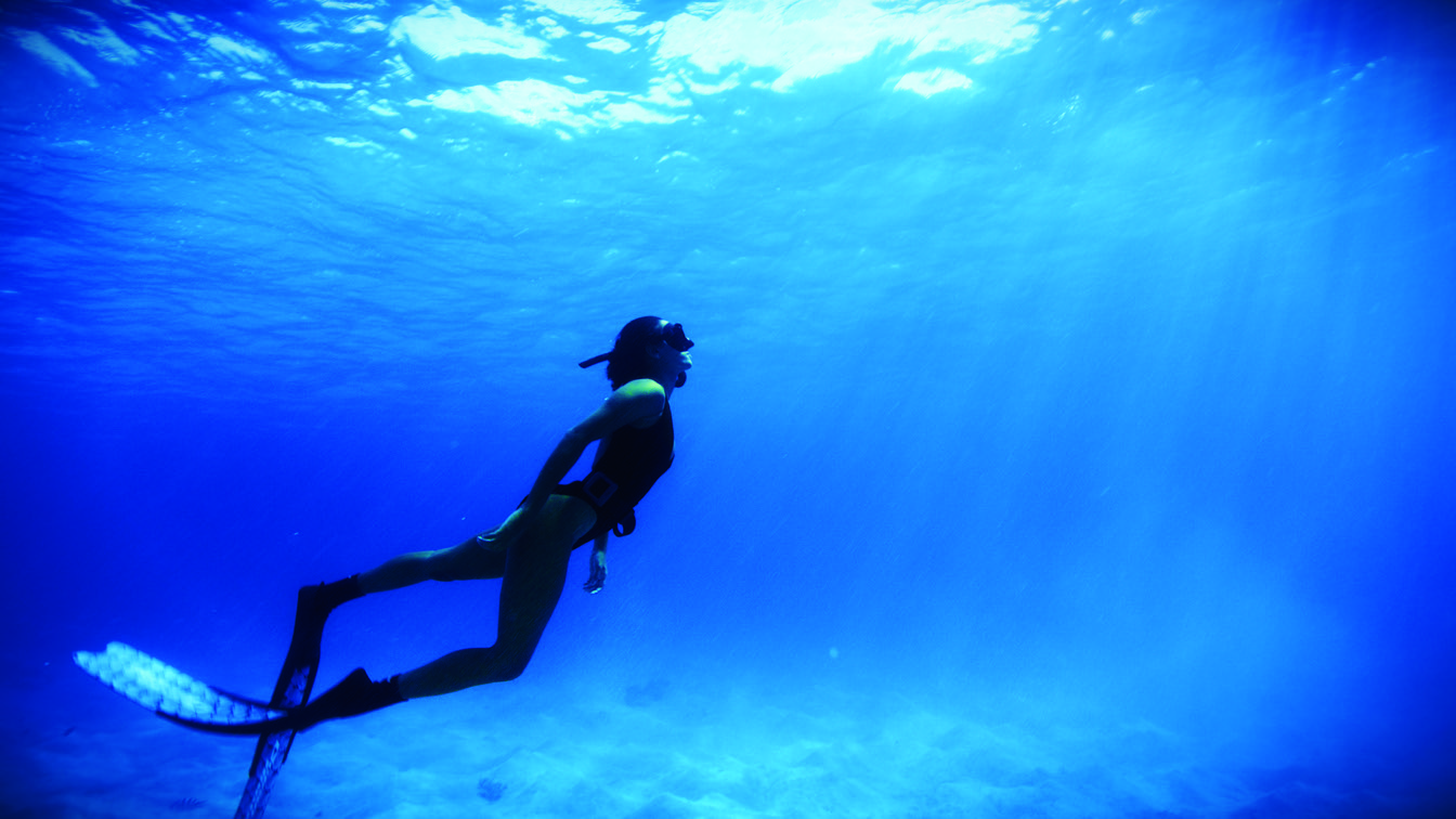 Personne en apnée dans les eaux turquoise. Spots de snorkeling à Maurice.