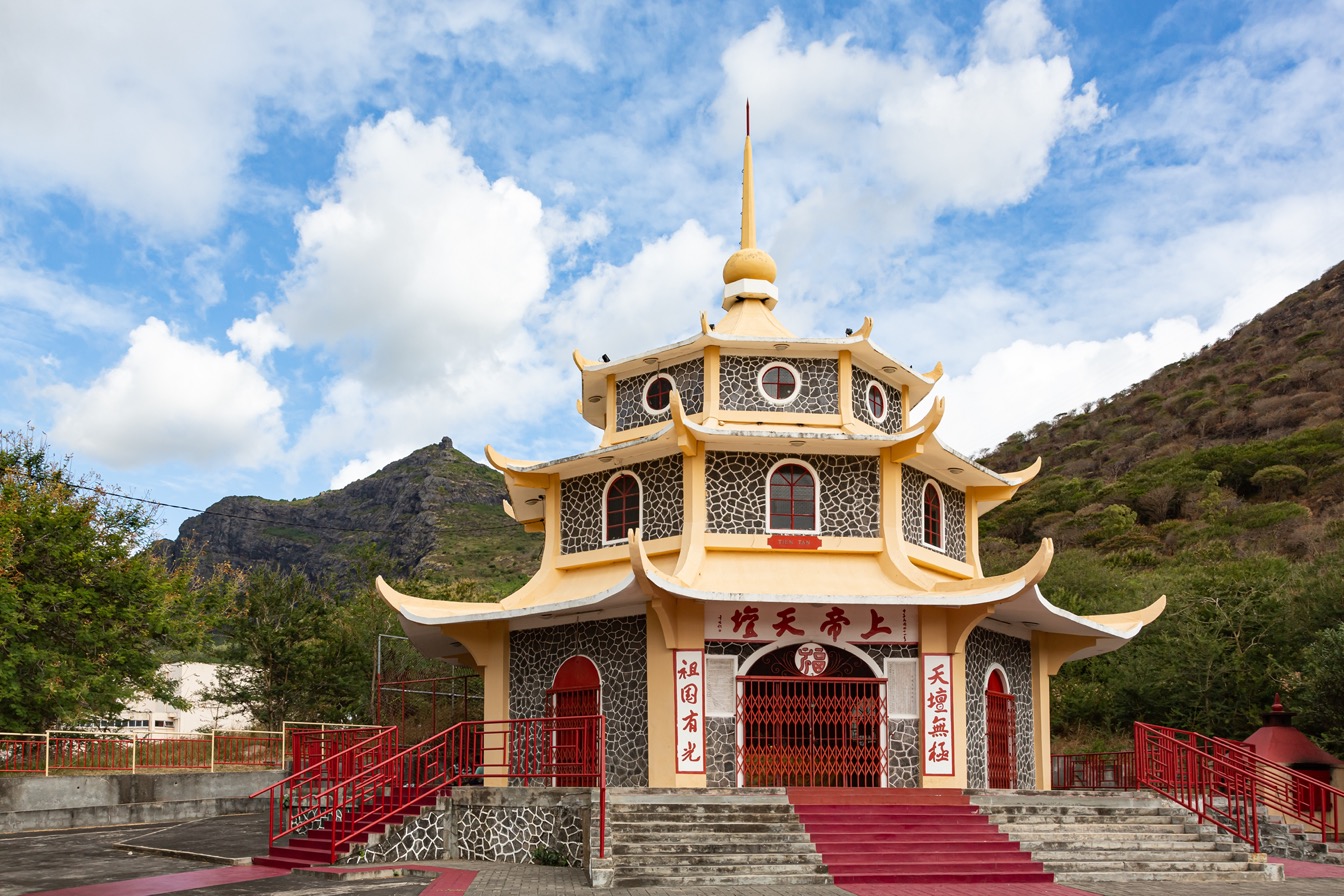 Pagode Tien Tan à Port-Louis, Maurice, entourée de montagnes et d'un ciel bleu