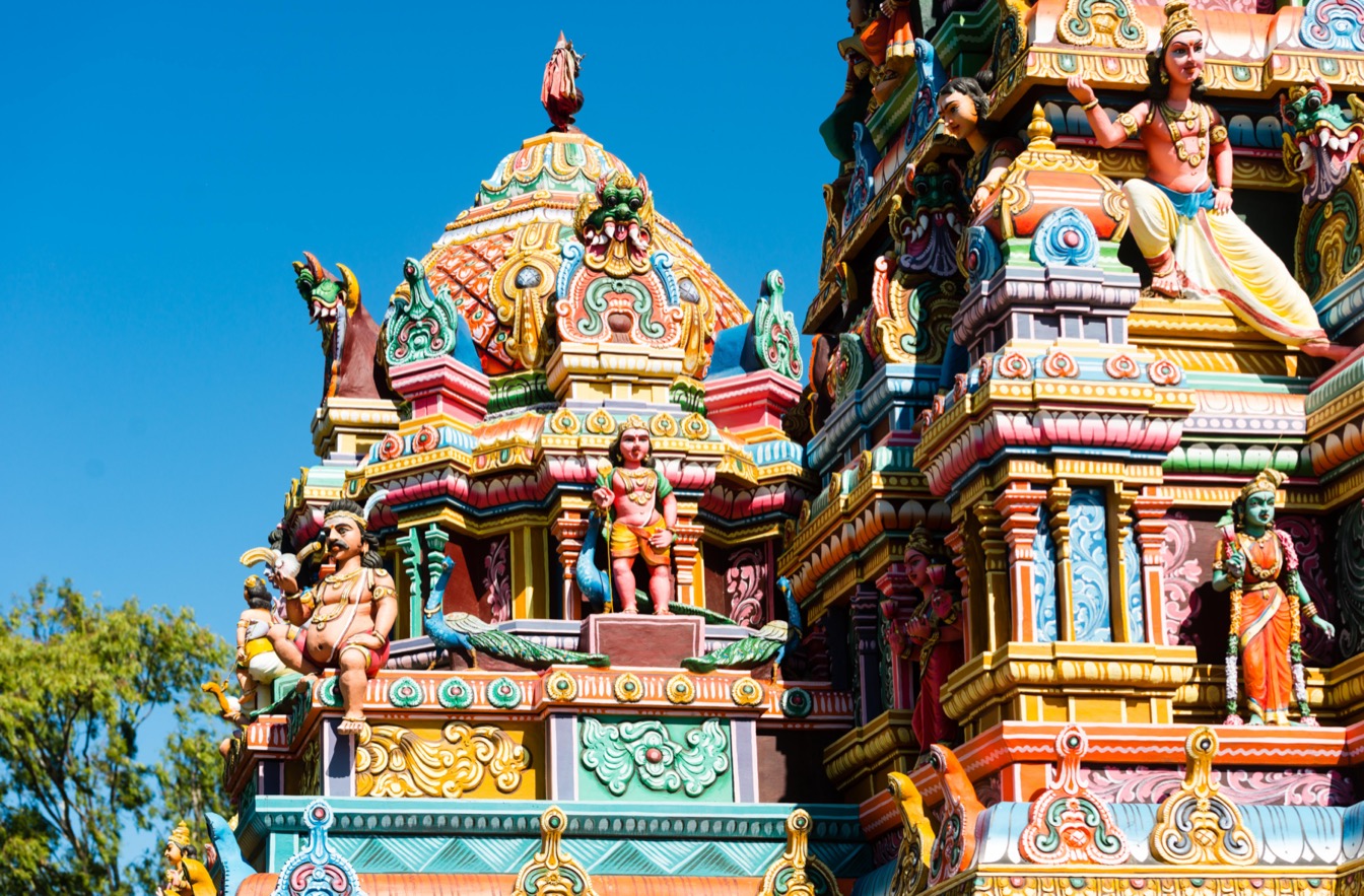 Détails colorés de temples hindous, ornés de sculptures, sous un ciel bleu clair