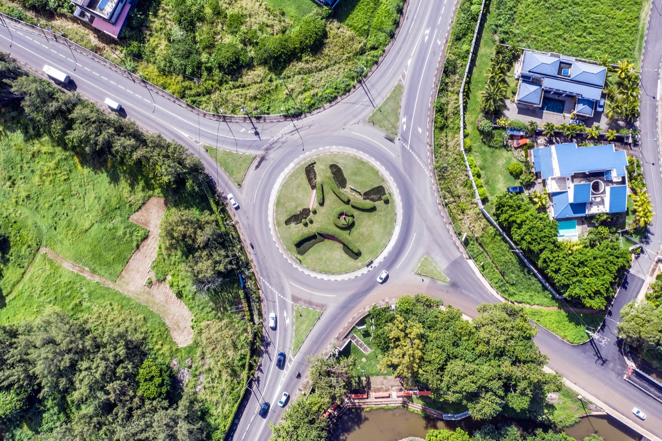 Rond-point à Maurice avec végétation et routes environnantes