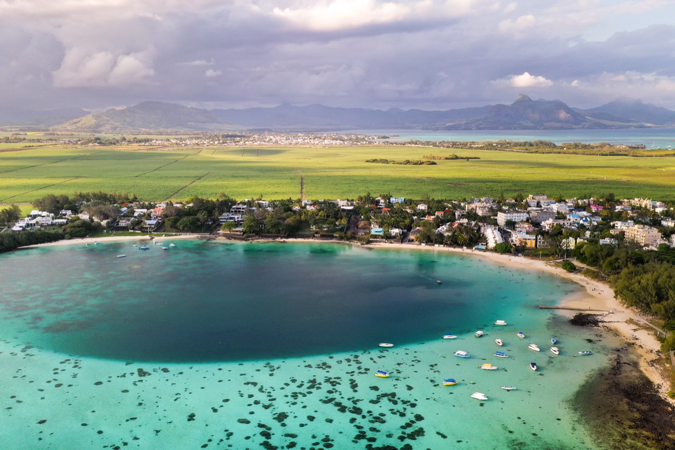 Vue aérienne de Trou d'Eau Douce, île Maurice, montrant la plage et les eaux turquoise.